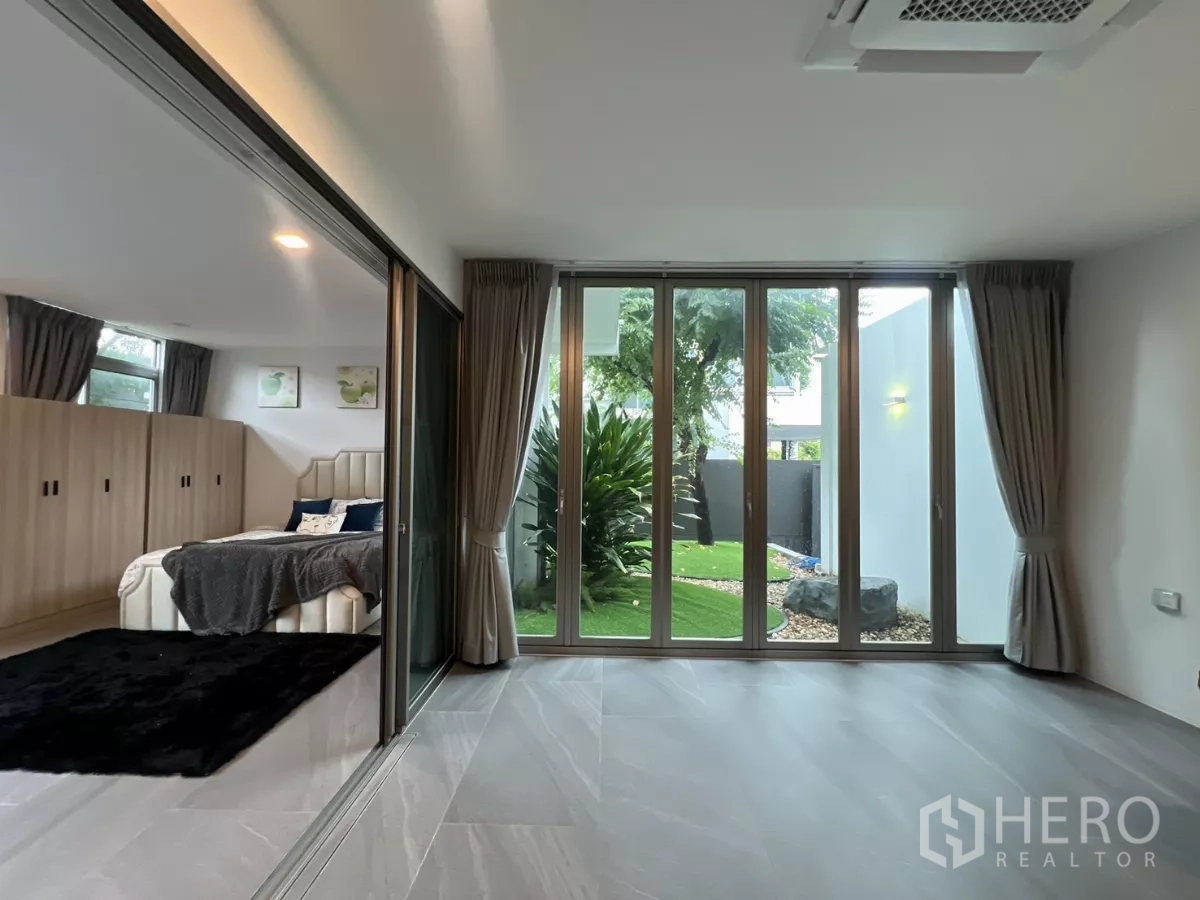 独立式住宅 出租在Saphan Sung, Bangkok - 一层套房，整面玻璃直通花园