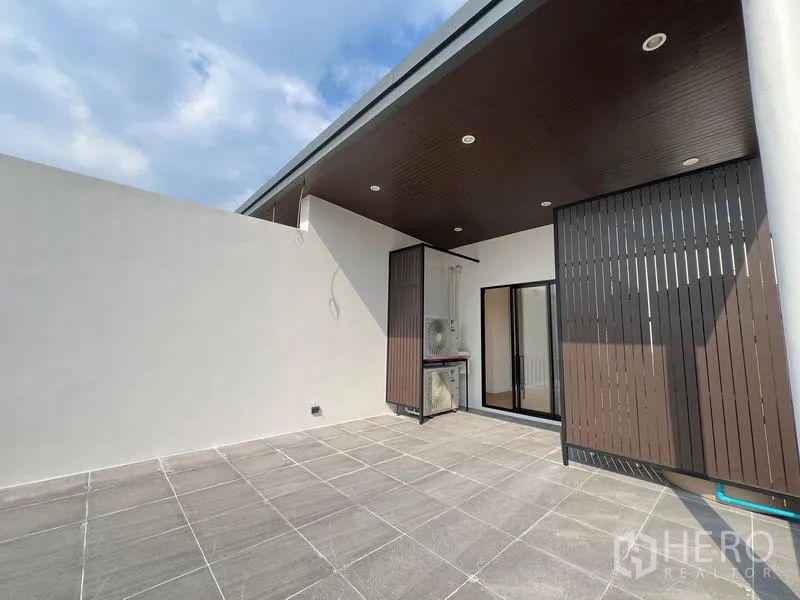 สำนักงานที่บ้าน ขายในPhra Khanong, Bangkok - ดาดฟ้าพร้อมพื้นที่หลังคา ฝ้าไฟดาวน์ไลท์ และประตูกระจกบานเลื่อน.