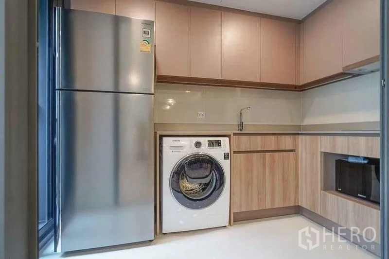 คอนโด ให้เช่าในWatthana, Bangkok - ครัวพร้อมตู้เย็นสแตนเลส เครื่องซักผ้า และตู้ไม้บิลท์อิน