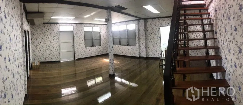 บ้าน ให้เช่าในSathon, Bangkok - พื้นที่นั่งเล่นกว้าง พื้นไม้เงา ผนังลายดอก และบันไดไม้