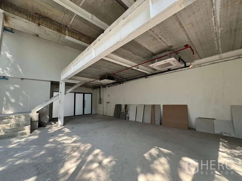 พื้นที่ขายปลีก ให้เช่าในWatthana, Bangkok - ยูนิตกว้าง เพดานสูง พื้นคอนกรีต พร้อมชั้นลอยบางส่วน รอการฟิตเอาต์