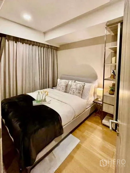 คอนโด ให้เช่าในWatthana, Bangkok - ห้องนอนรองพร้อมเตียงคู่ โคมไฟหัวเตียง ม่านทึบ และชั้นวางบิวท์อิน