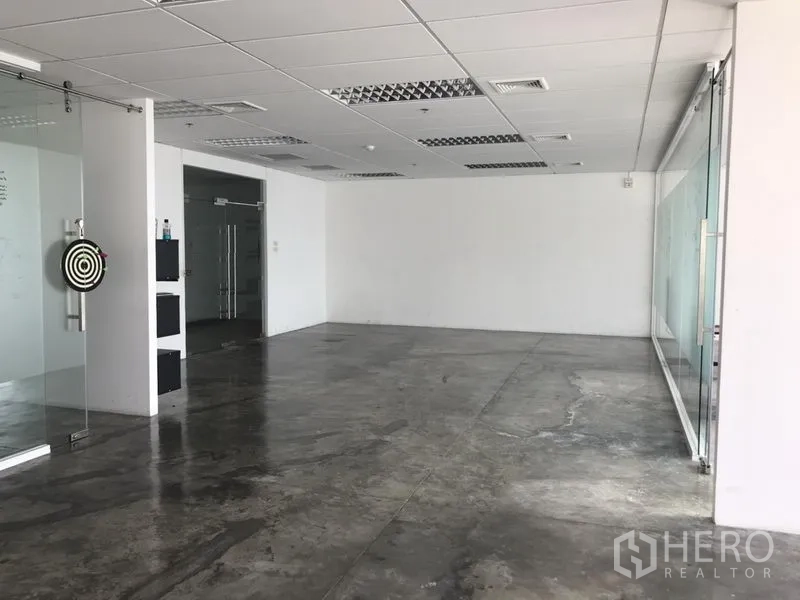 办公空间 出租在Khlong Toei, Bangkok - 空置办公区域，玻璃滑门与可书写墙面，便于自定义布局。