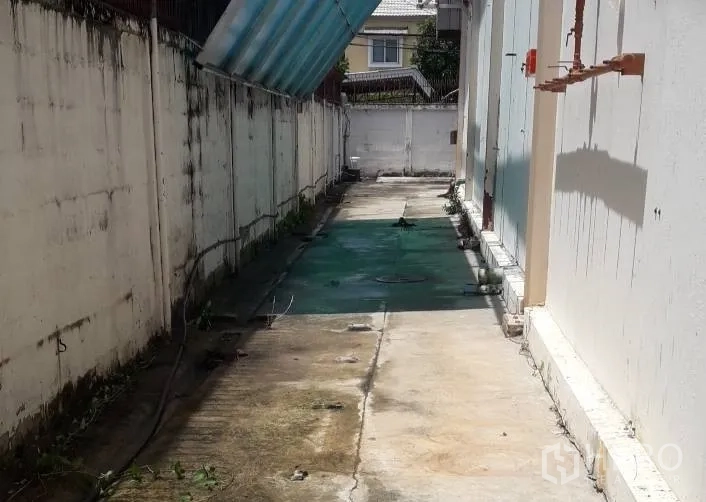 Warehouse for rent in Bang Sue, Bangkok - Paved side service lane beside the warehouse with drainage and boundary wall.