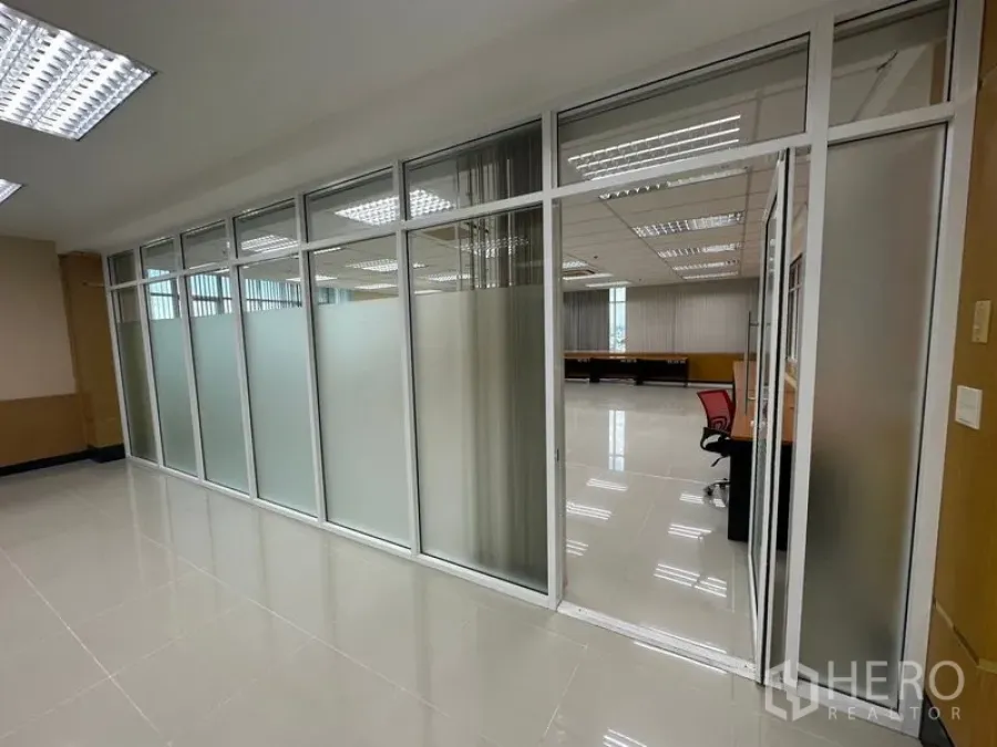 Office Space for rent in Suan Luang, Bangkok - Glass-partitioned meeting room with frosted panels in a bright tiled office.