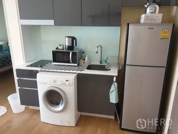 คอนโด ให้เช่าหรือขายในWatthana, Bangkok - ครัวขนาดกะทัดรัดพร้อมเตา ไมโครเวฟ อ่างล้างจาน เครื่องซักผ้า และตู้เย็น