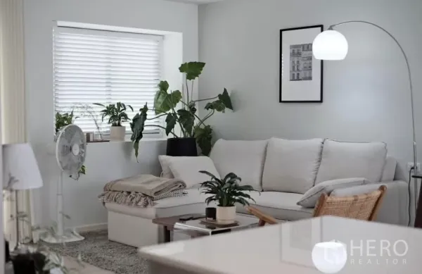 Townhouse for rent in Bang Phli, Samut Prakan - Comfortable sofa nook with window blinds, greenery and a coffee table for relaxing.