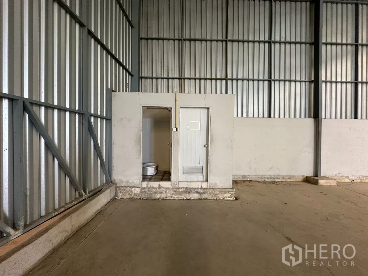 คลังสินค้า ให้เช่าในBang Phli, Samut Prakan - ห้องน้ำภายในโกดัง แบบเรียบง่าย