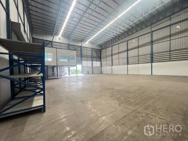 工厂 出租在Phra Pradaeng, Samut Prakan - 开放式厂房空间，层高充裕，内置玻璃办公室、金属货架及长条照明
