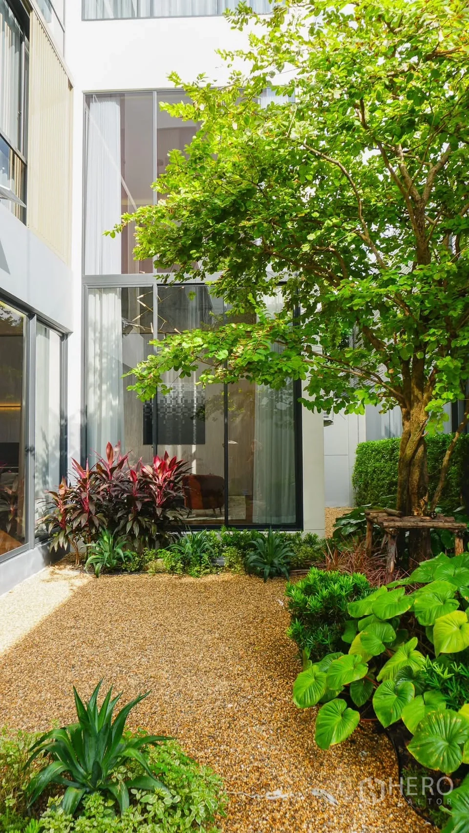 独立式住宅 出租或出售在Bang Kapi, Bangkok - 社区入口与现代会所，巨型狗雕塑与景观草坪。