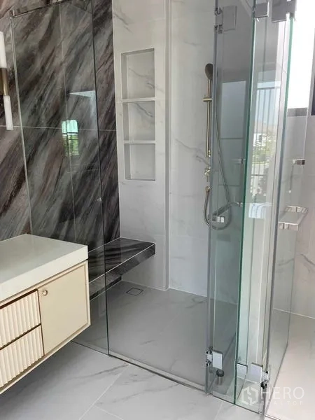 Detached House for sale in Saphan Sung, Bangkok - Ensuite bathroom with glass shower enclosure and built‑in bench.