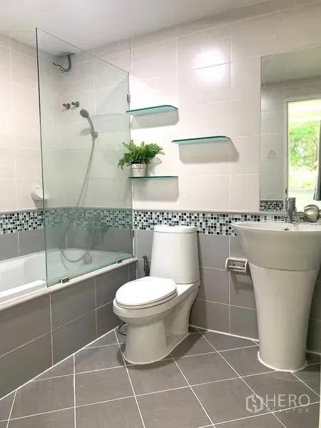 คอนโด ให้เช่าหรือขายในKhlong Toei, Bangkok - ห้องน้ำสไตล์โมเดิร์นพร้อมอ่างอาบน้ำ ฉากกั้นกระจก อ่างล้างหน้า และกระเบื้องโมเสก