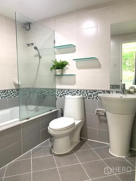 คอนโด ให้เช่าหรือขายในKhlong Toei, Bangkok - ห้องน้ำสไตล์โมเดิร์นพร้อมอ่างอาบน้ำ ฉากกั้นกระจก อ่างล้างหน้า และกระเบื้องโมเสก