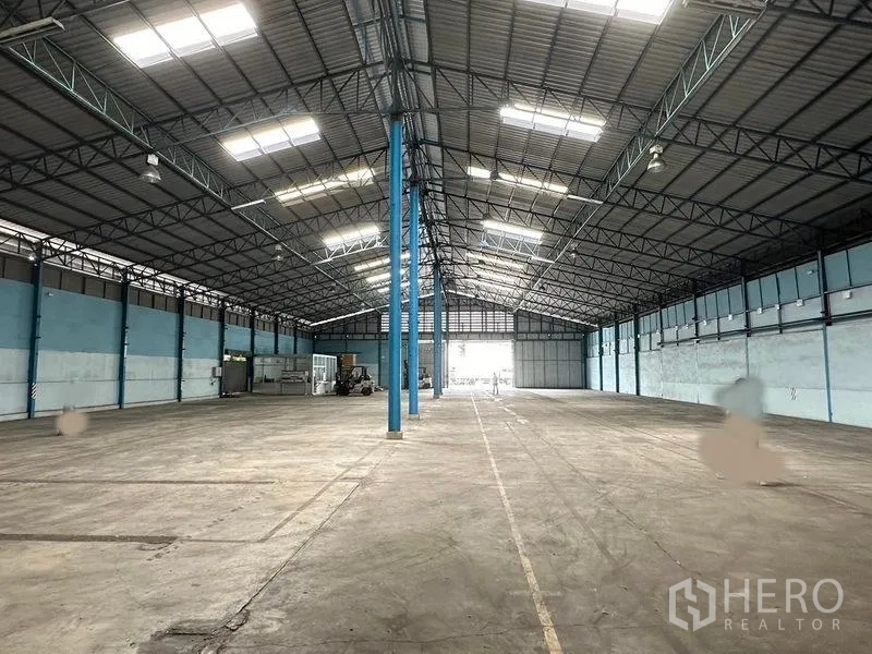 货栈 出租在Bang Pa-in, Phra Nakhon Si Ayutthaya - 从中轴线望向大门，展示宽敞地面与照明系统。