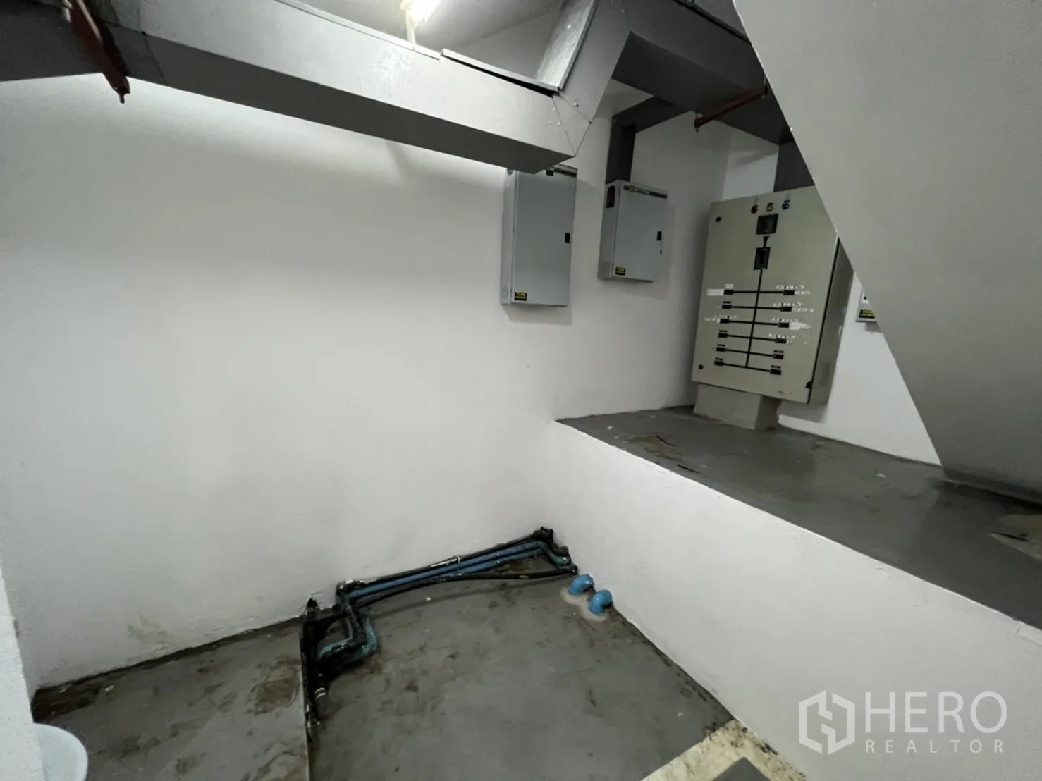 พื้นที่ขายปลีก ให้เช่าในSathon, Bangkok - ห้องยูทิลิตี้ติดตั้งตู้ไฟและท่อบริการ