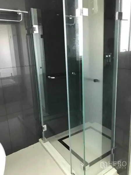 คอนโด ให้เช่าหรือขายในPhaya Thai, Bangkok - ตู้กระจกอาบน้ำแบบไร้กรอบ พร้อมอุปกรณ์โครมเงา