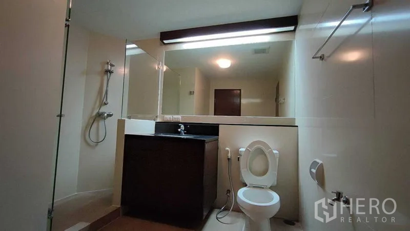 คอนโด ให้เช่าในKhlong Toei, Bangkok - ห้องน้ำสมัยใหม่พร้อมฝักบัวกั้นกระจก กระจกบานใหญ่ เคาน์เตอร์อ่างล้างหน้าและโถสุขภัณฑ์