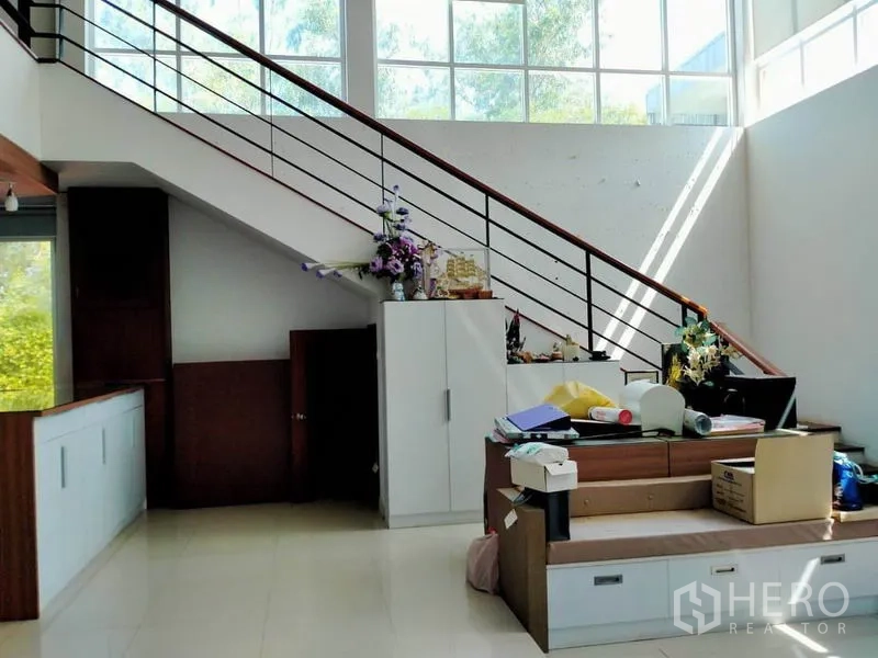 บ้าน ขายในThawi Watthana, Bangkok - บันไดเหล็กโปร่งข้างหน้าต่างสูง พร้อมตู้เก็บของด้านล่าง