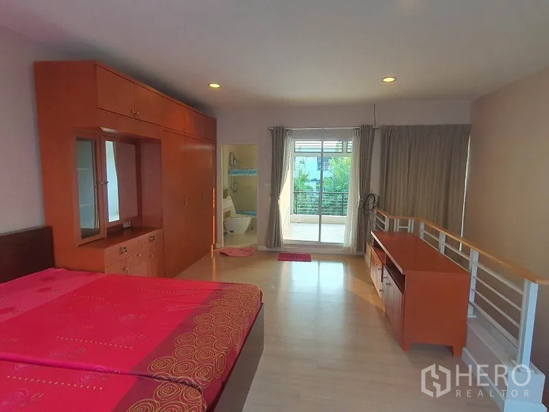 Townhouse for rent in Wang Thonglang, Bangkok - Spacious master bedroom with built-in wardrobe, ensuite and balcony access.