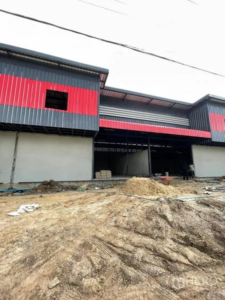 货栈 出租在Pathum Thani - 斜角外观，多个装卸开口与宽阔卡车回旋区。