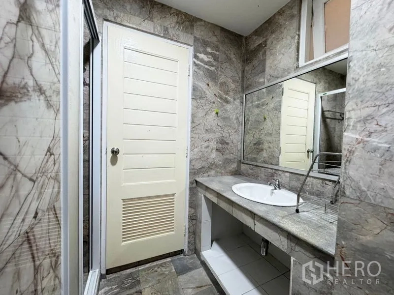 ทาวน์เฮาส์ ให้เช่าหรือขายในSuan Luang, Bangkok - ห้องน้ำกรุหินอ่อน เคาน์เตอร์กว้าง กระจกบานยาว