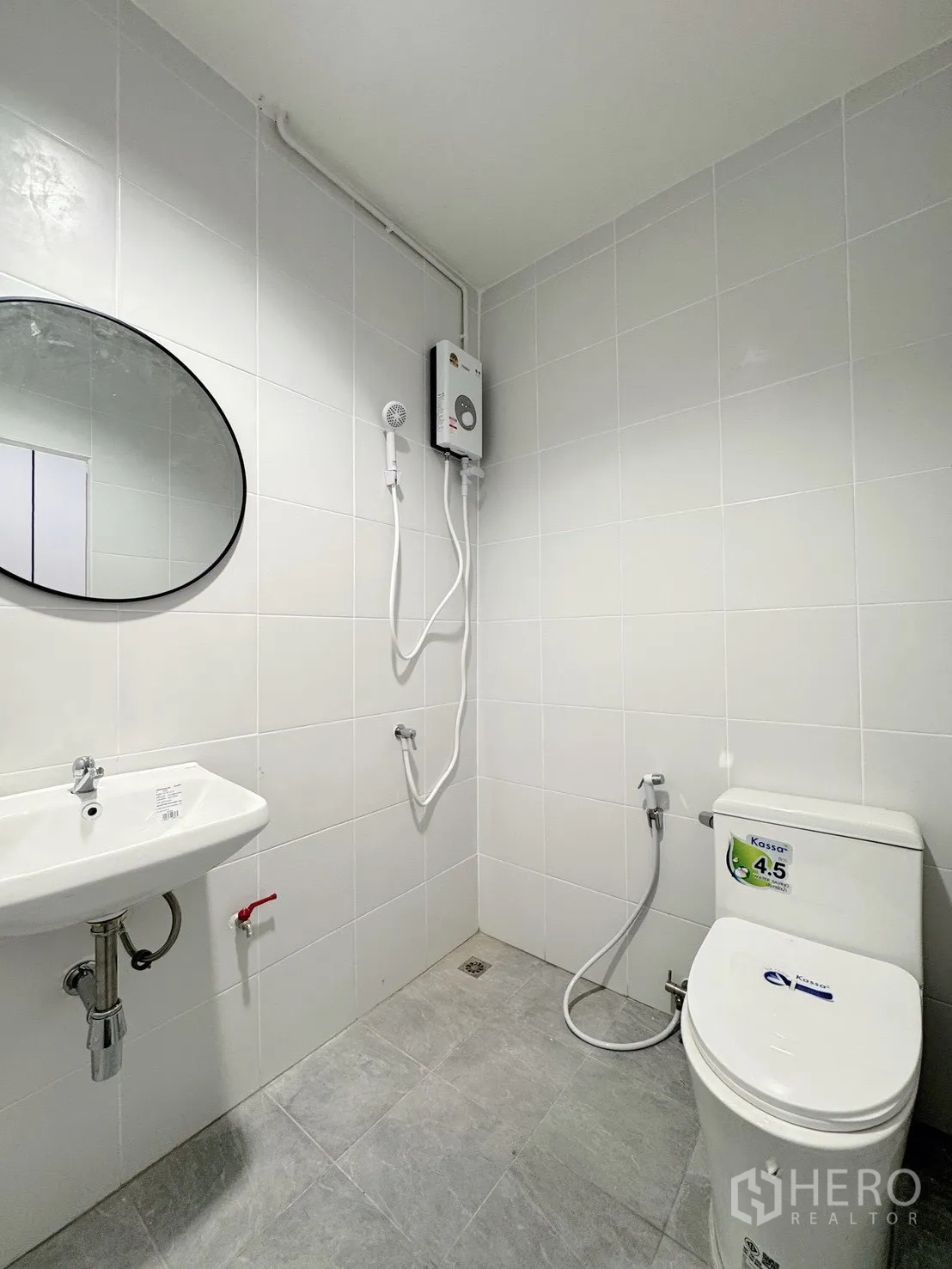 Detached House for rent - Fresh white bathroom with shower, toilet and vanity.