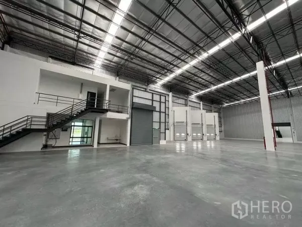 คลังสินค้า ให้เช่าในChon Buri - ฮอลล์กระจายสินค้าขนาดใหญ่ มีประตูโหลดหลายจุดและบล็อกสำนักงาน