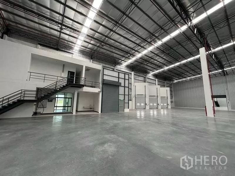 คลังสินค้า ให้เช่าในChon Buri - ฮอลล์กระจายสินค้าขนาดใหญ่ มีประตูโหลดหลายจุดและบล็อกสำนักงาน