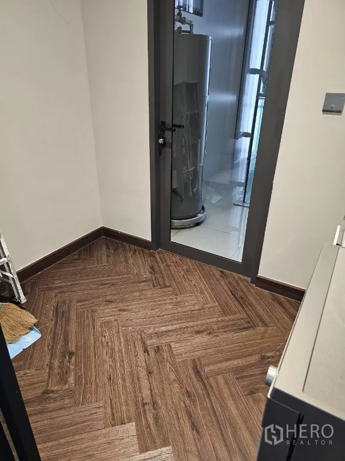 คอนโด ให้เช่าในWatthana, Bangkok - ห้องอเนกประสงค์พื้นไม้ลายก้างปลา พร้อมประตูกระจกสู่พื้นที่บริการ