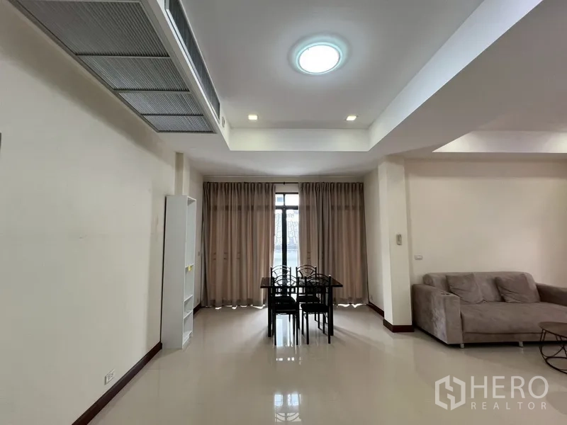 บ้าน ขายในPhra Khanong, Bangkok - โถงนั่งเล่นและรับประทานอาหารโปร่งสว่าง ฝ้าหลุม พื้นเงางาม และผ้าม่านทึบ