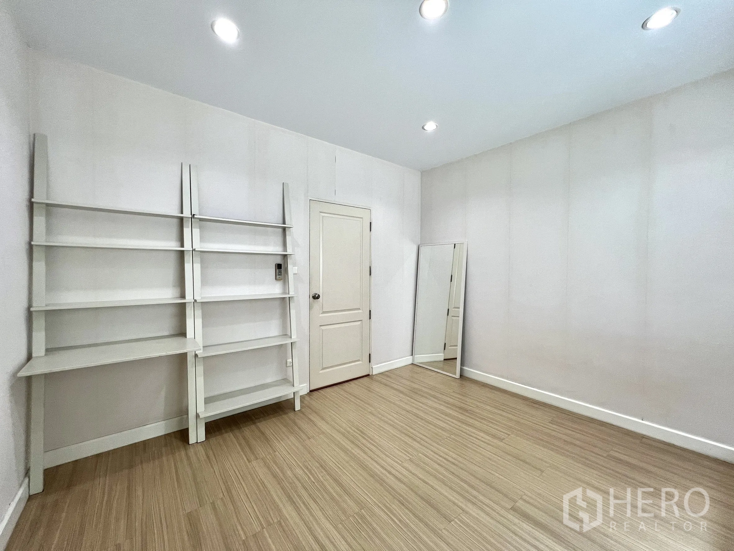 บ้าน ให้เช่าหรือขายในSaphan Sung, Bangkok - ห้องอเนกประสงค์โล่ง ชั้นวางสีขาวและพื้นไม้ เหมาะทำโฮมออฟฟิศ