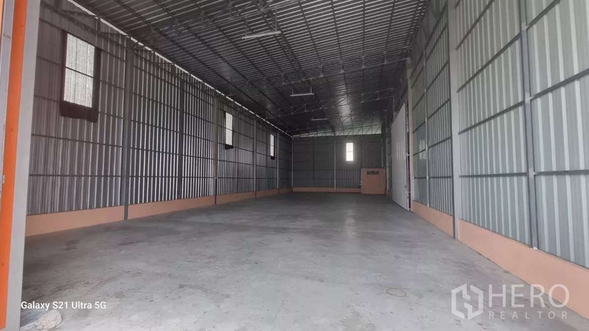 คลังสินค้า ให้เช่าในBueng Kum, Bangkok - พื้นที่โกดัง 275 ตร.ม. พื้นคอนกรีต หน้าต่างระบายอากาศ และหลังคาสูงทรงจั่ว