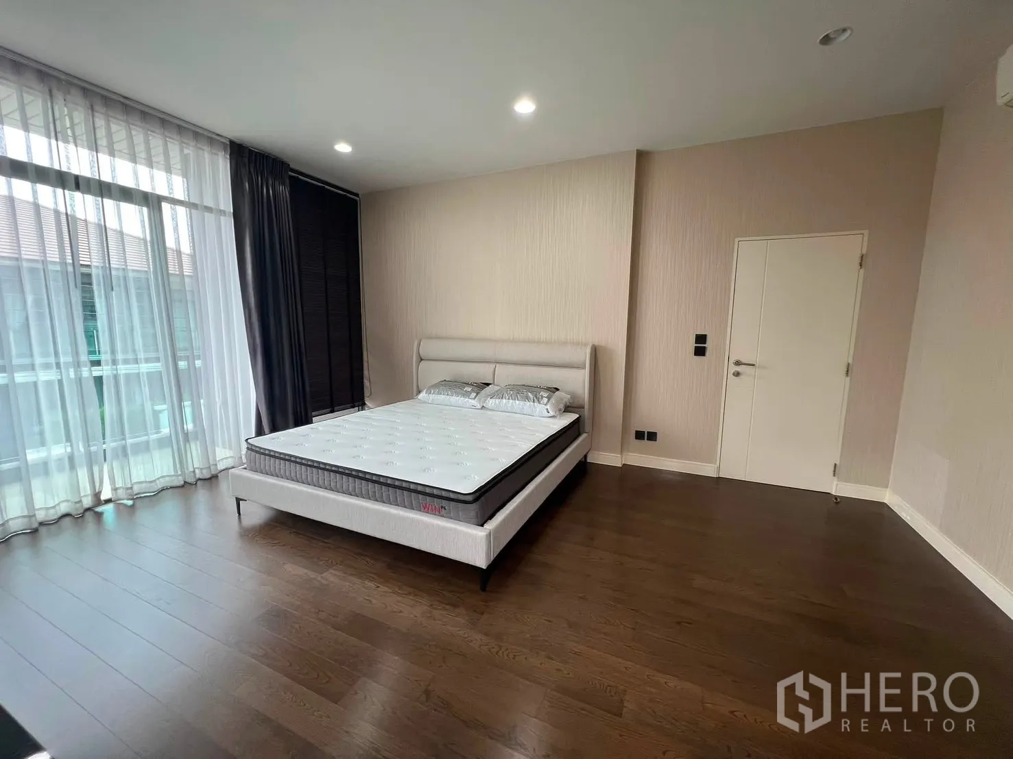 Property Image #15 for property HRE00912