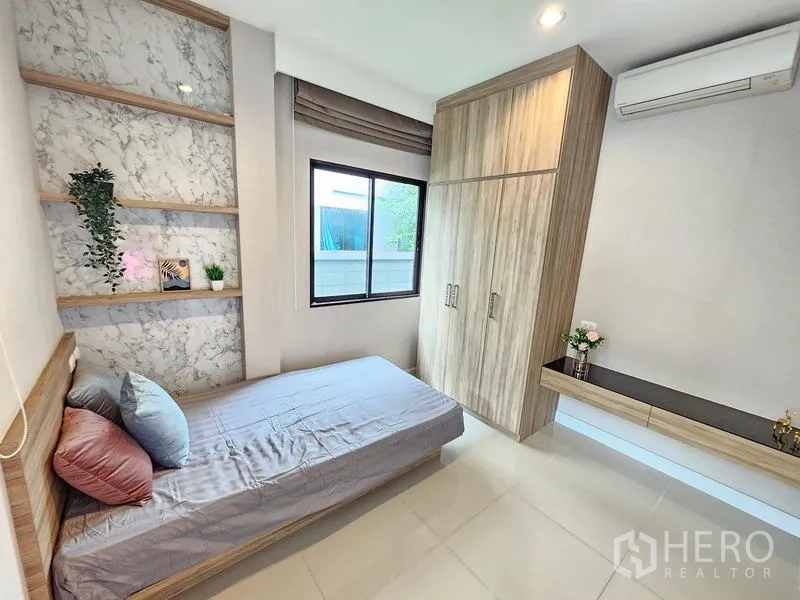 Detached House for rent in Prawet, Bangkok - Compact guest bedroom with single bed, marble accent shelves, and wood wardrobe.