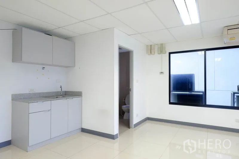 สำนักงาน ให้เช่าในChatuchak, Bangkok - มุมแพนทรีติดกับห้องน้ำในตัวในออฟฟิศสว่าง