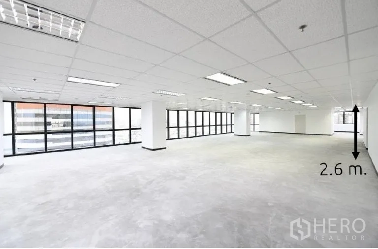 Office Space for rent in Huai Khwang, Bangkok - Open office space with full-length windows, fluorescent lighting and 2.6 m clear ceiling height.
