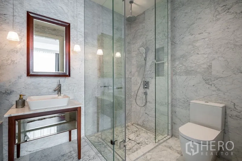 คอนโด ให้เช่าในWatthana, Bangkok - ห้องน้ำหินอ่อนพร้อมตู้กระจกอาบน้ำ ฝักบัวเรนชาวเวอร์ และอ่างล้างหน้าโมเดิร์น
