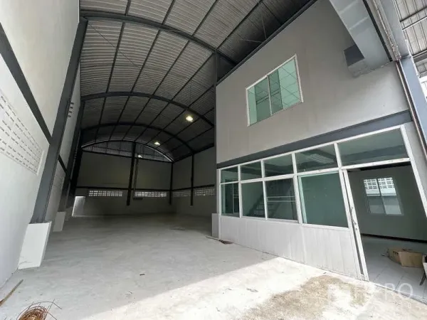 คลังสินค้า ให้เช่าในPak Kret, Nonthaburi - ทางเข้าโกดัง เพดานสูง พร้อมส่วนออฟฟิศกั้นกระจกด้านหน้า