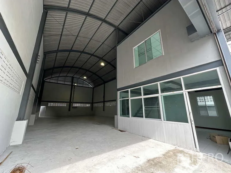 คลังสินค้า ให้เช่าในPak Kret, Nonthaburi - ทางเข้าโกดัง เพดานสูง พร้อมส่วนออฟฟิศกั้นกระจกด้านหน้า