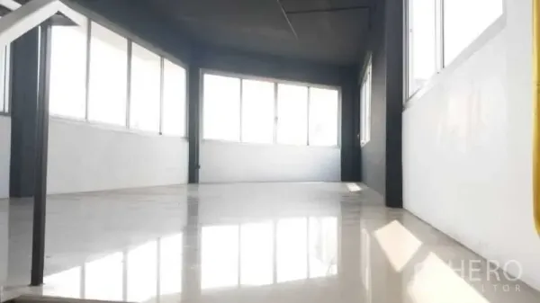 店屋 出售在Wang Thonglang, Bangkok - 角落空间采光明亮，环窗设计与抛光地面。