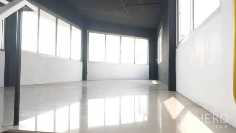 店屋 出售在Wang Thonglang, Bangkok - 角落空间采光明亮，环窗设计与抛光地面。