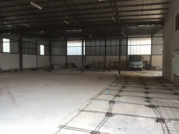 货栈 出租在Saphan Sung, Bangkok - 工业仓库设有加固地坪沟槽、高位照明与装卸作业区，内有卡车停靠。