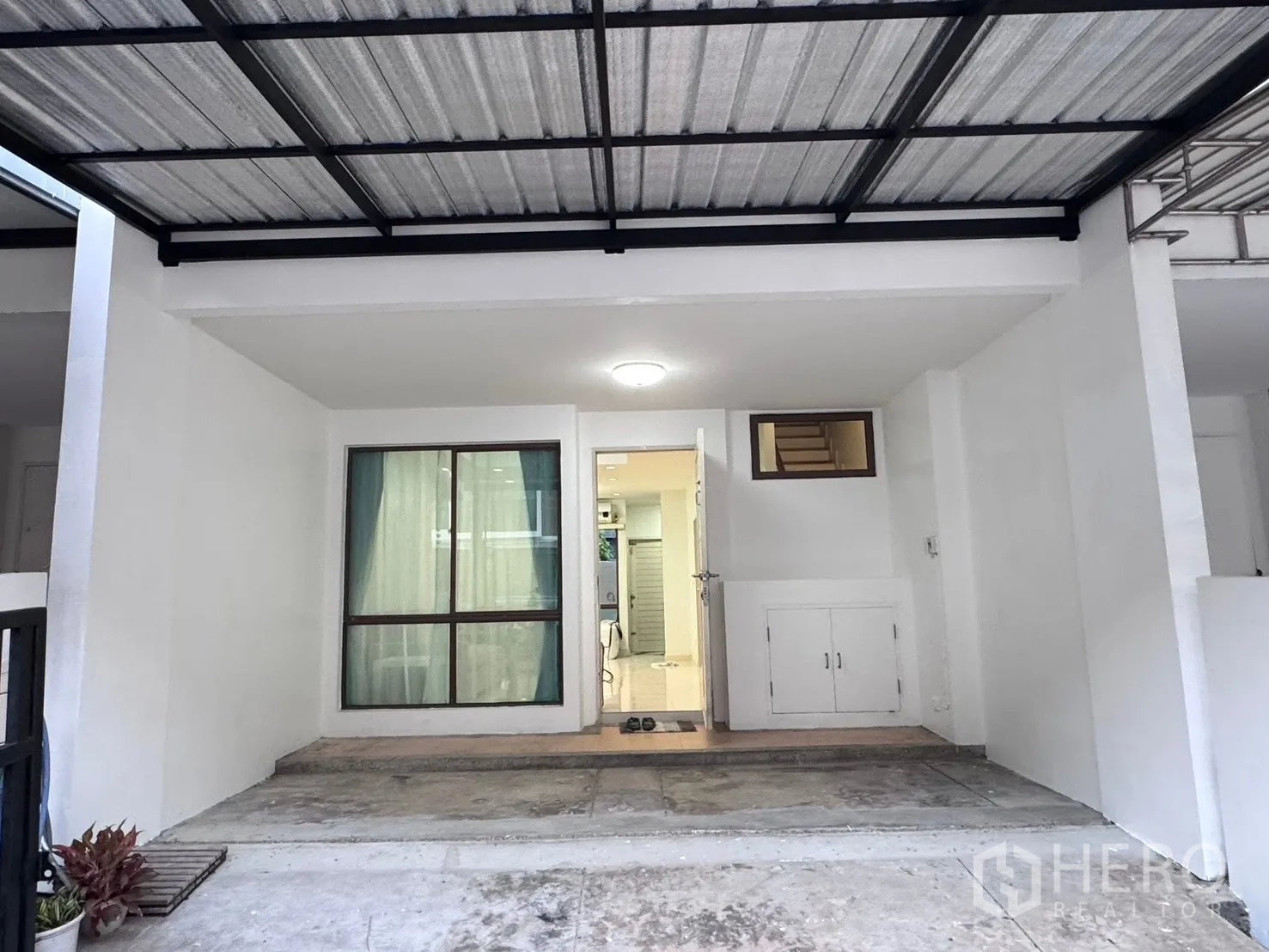 联排别墅 for rent in Phra Khanong, Bangkok - 房屋前部带顶车棚通向入户门。