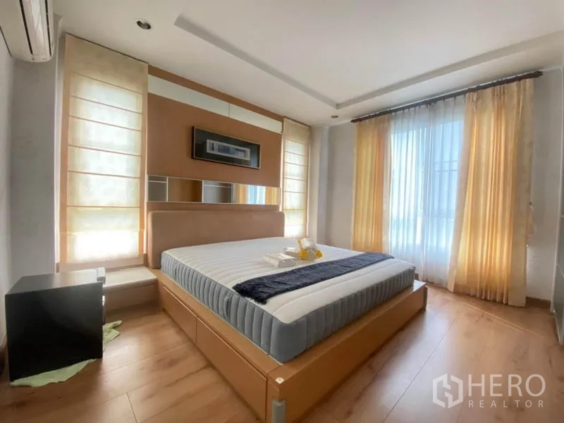 คอนโด ให้เช่าในWatthana, Bangkok - ห้องนอนหลัก เตียงขนาดใหญ่ หัวเตียงบุหนัง ผนังตกแต่ง และหน้าต่างเต็มบานพร้อมผ้าม่าน