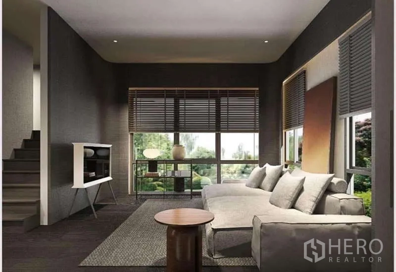 ทาวน์เฮาส์ ให้เช่าในSuan Luang, Bangkok - ห้องนั่งเล่นชั้นบนอบอุ่น พร้อมโซฟาตัวใหญ่และหน้าต่างกว้างมองเห็นสวน