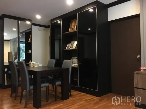 公寓 出售在Khlong Toei, Bangkok - 餐桌旁整面镜子与木地板，空间感十足。