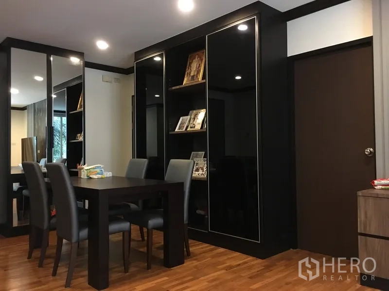 公寓 出售在Khlong Toei, Bangkok - 餐桌旁整面镜子与木地板，空间感十足。