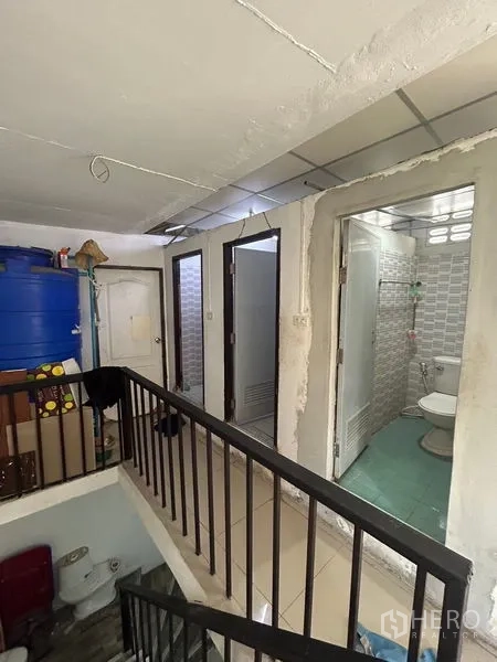 อาคารพาณิชย์ ให้เช่าในKhlong Toei, Bangkok - ชั้นลอยแสดงห้องน้ำรวมปูกระเบื้องและแท็งก์น้ำสำหรับเก็บสำรอง