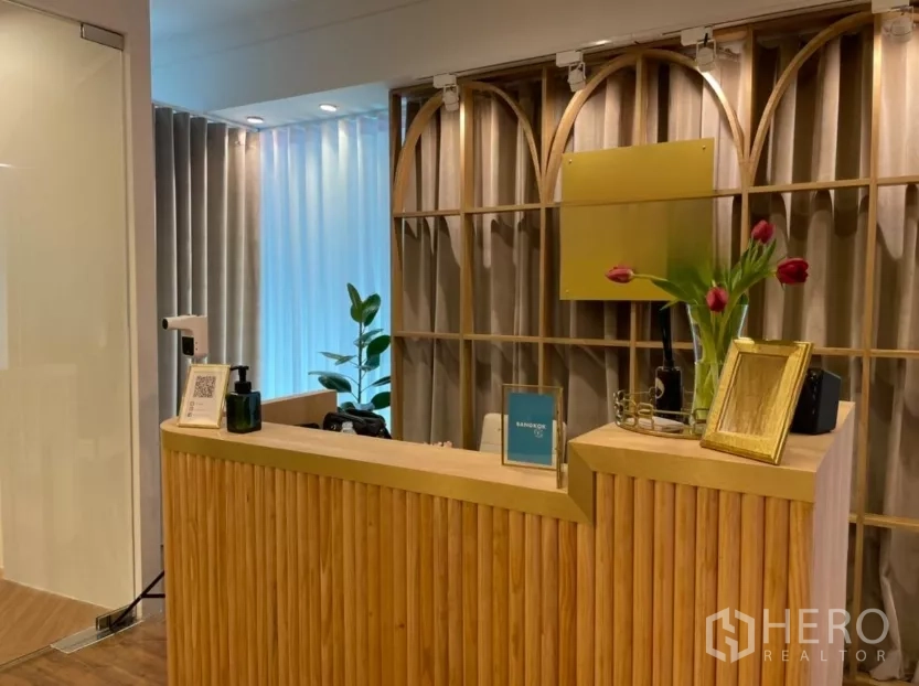 พื้นที่ขายปลีก ให้เช่า - เคาน์เตอร์ต้อนรับลายซี่ไม้ พร้อมผนังซุ้มโค้งและผ้าม่าน