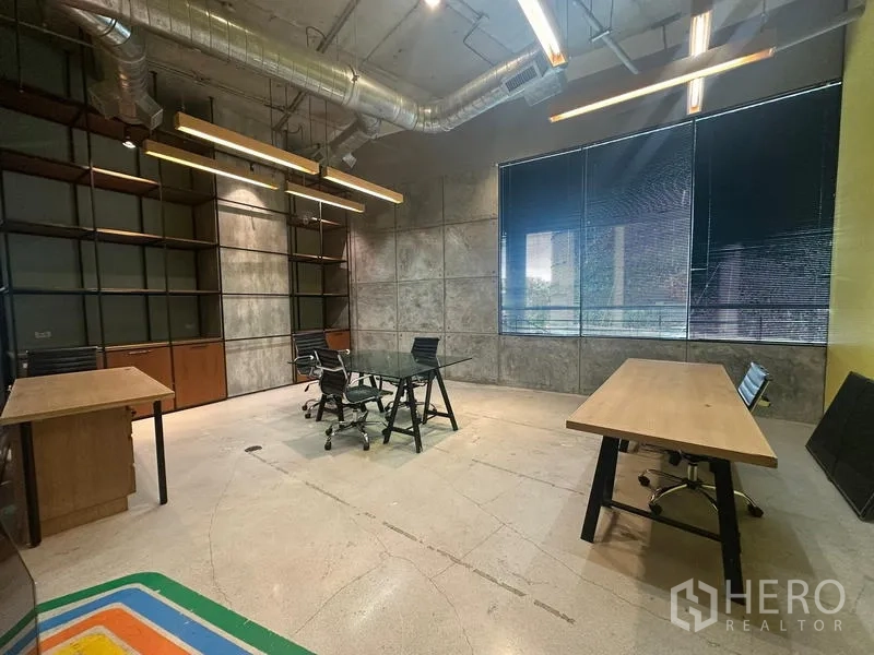 สำนักงาน ให้เช่า - พื้นที่ทำงาน หน้าต่างบานใหญ่ ท่อดักท์เปลือย ชั้นวาง และโต๊ะหลายจุด